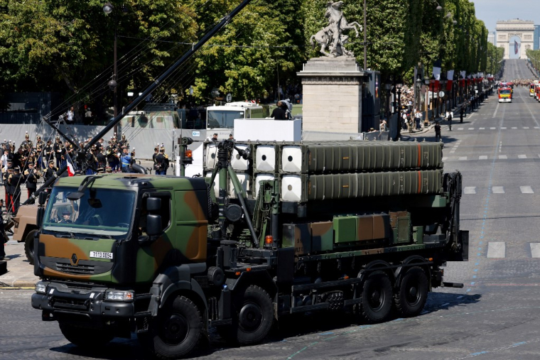 Des missiles d'un système SAMP/T, le 14 juillet 2025, à Paris ( AFP / LUDOVIC MARIN )