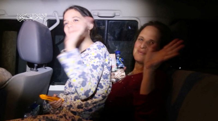 Des otages sont remis par des militants du Hamas aux membres du Comité international de la Croix-Rouge