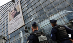 Des militants écologistes protestent alors que TotalEnergies tient son assemblée générale annuelle près de Paris