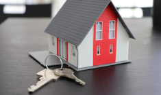 Des conteneurs à déchets ont été installés le long d'une maison tout juste sortie de terre. (illustration) (Schluesseldienst / Pixabay)