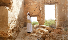 Un homme se tient debout dans une ruine à Suakin, au Soudan, le 22 janvier 2026  ( AFP / Mutawakil ISSA )