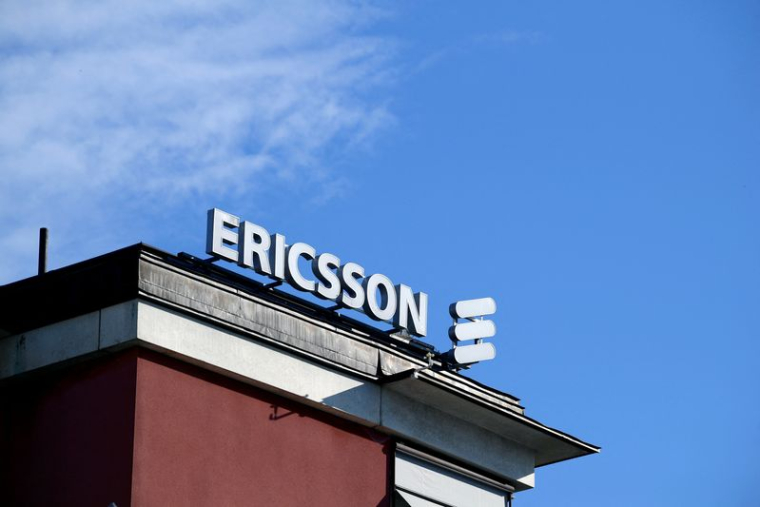 Le logo d'Ericsson est affiché sur le bâtiment du siège de l'entreprise à Stockholm