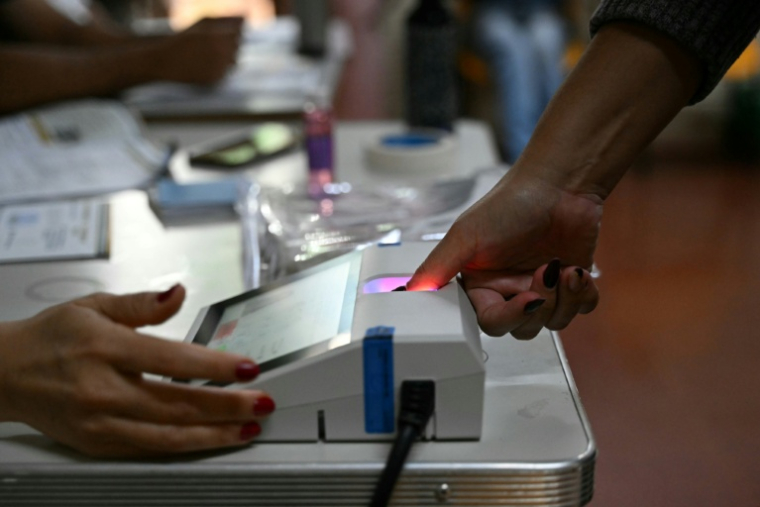 Un électeur soumis à une vérification d'identité biométrique lors du premier tour de la présidentielle au Brésil, le 4 octobre 2026 à Brasilia ( AFP / Evaristo SA )