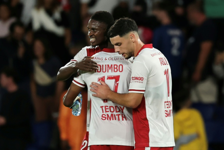 Stanis Idumbo (de dos), auteur du but de la victoire pour Monaco face au PSG, félicité par ses coéquipiers, le 4 septembre 2026 au Parc des Princes ( AFP / Anne-Christine POUJOULAT )