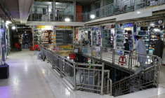 Des commerçants afghans attendent des clients dans un centre commercial, le 30 juin 2026 à Hérat, dans l'ouest de l'Afghanistan  ( AFP / Mohsen KARIMI )