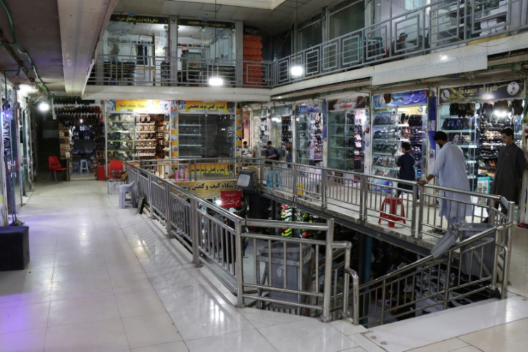 Des commerçants afghans attendent des clients dans un centre commercial, le 30 juin 2026 à Hérat, dans l'ouest de l'Afghanistan  ( AFP / Mohsen KARIMI )