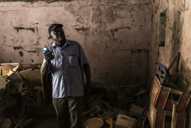 L'enseignant en histoire Mamadou Diallo dans un ancien entrepôt d'esclaves du bâtiment Maurel et Prom, le 28 juillet 2026 à Saint-Louis, au Sénégal ( AFP / PATRICK MEINHARDT )