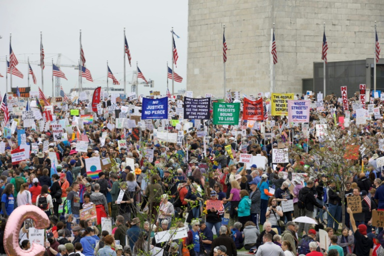 Des manifestants sur le National Mall, à Washington, le 5 avril 2025 ( AFP / Amid FARAHI )
