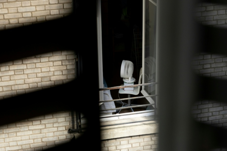 Un ventilateur à proximité d'une fenêtre ouverte, le 26 juin 2026 à Paris ( AFP / JOEL SAGET )