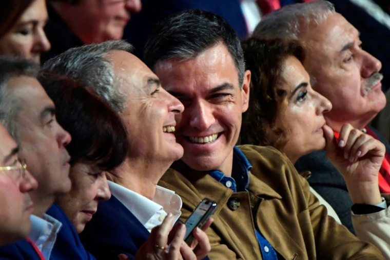 Le Premier ministre Pedro Sanchez (à droite) sourit à l'ancien Premier ministre Jose Luis Rodriguez Zapatero (gauche) lors d'un congrès le 30 novembre 2024 ( AFP / CRISTINA QUICLER )