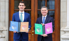 Les ministres Jack Chambers et Paschal Donohoe, à Dublin, le 7 octobre 2025 ( AFP / PAUL FAITH )