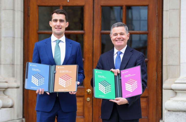Les ministres Jack Chambers et Paschal Donohoe, à Dublin, le 7 octobre 2025 ( AFP / PAUL FAITH )