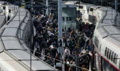 Des voyageurs débarquent d'un TGV Inoui gare du Nord à Paris, le 15 février 2024 ( AFP / Ian LANGSDON )