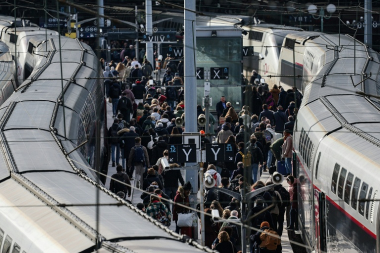 Des voyageurs débarquent d'un TGV Inoui gare du Nord à Paris, le 15 février 2024 ( AFP / Ian LANGSDON )