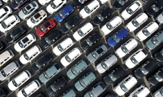 Vue de drone de voitures neuves garées dans le port de Zeebrugge