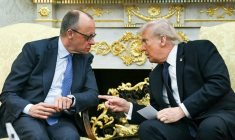 Le président américain Donald Trump (d) reçoit le chancelier allemand Friedrich Merz dans le Bureau ovale de la Maison Blanche, le 3 mars 2026 à Washington ( AFP / ANDREW CABALLERO-REYNOLDS )