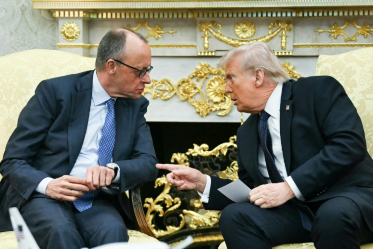 Le président américain Donald Trump (d) reçoit le chancelier allemand Friedrich Merz dans le Bureau ovale de la Maison Blanche, le 3 mars 2026 à Washington ( AFP / ANDREW CABALLERO-REYNOLDS )