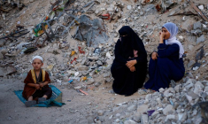 Les Palestiniens prient pour l'Aïd al-Adha près des ruines de la mosquée al-Rahma