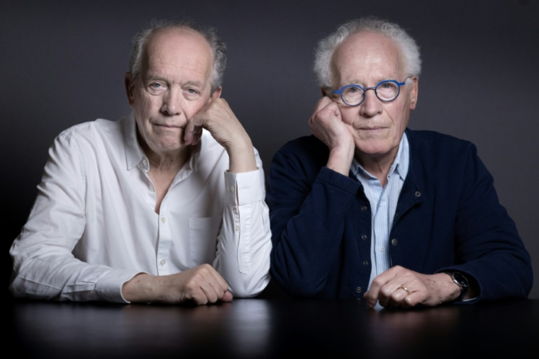 Les cinéastes belges Luc (à gauche) et Jean-Pierre Dardenne à Paris, le 5 mai 2025 ( AFP / JOEL SAGET )
