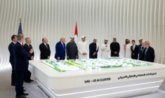 Photo diffusée par le cabinet présidentiel des Emirats arabes unis montrant le président américain Donald Trump (5e en partant de la gauche) et le président des Emirats, cheikh Mohamed ben Zayed al-Nahyane (6e en partant de la gauche) devant une maquette du Cluster IA Emirats /Etats-Unis, lors de la cérémonie de lancement à Abou Dhabi, le 15 mai 2025 ( UAE PRESIDENTIAL COURT / Abdulla AL-BEDWAWI )