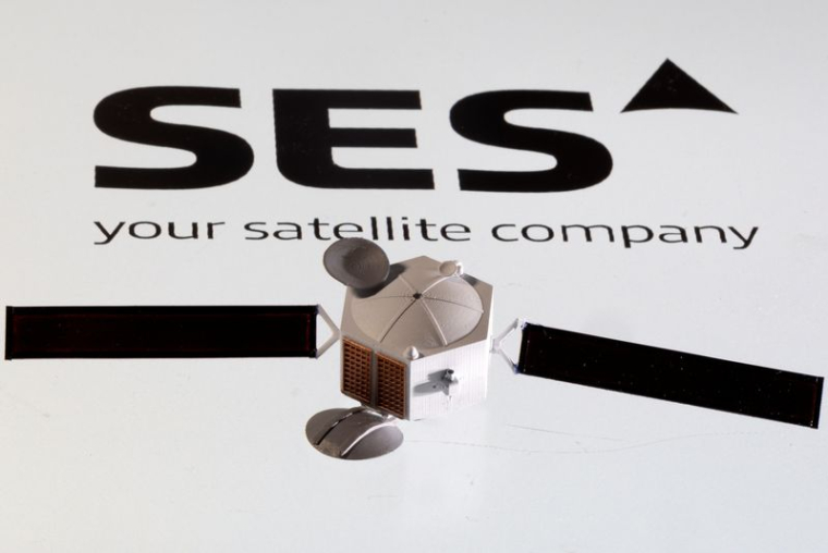 Illustration du logo SES et du modèle de satellite