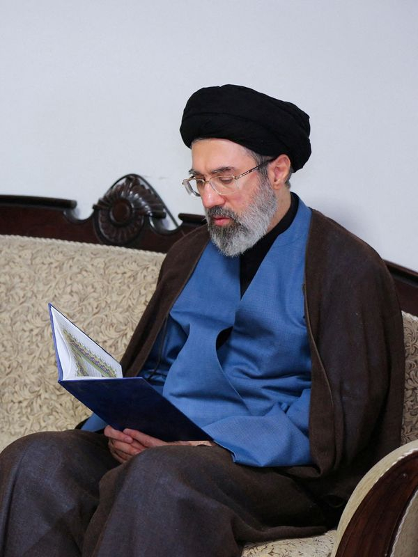 Mojtaba Khamenei visite le bureau du Hezbollah à Téhéran