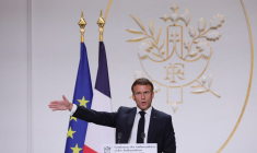 Le président français Macron prononce un discours à Paris
