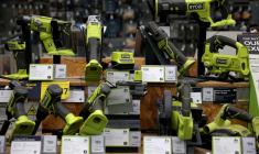 Des outils électriques Ryobi sont visible sur l'étagère d'un magasin de bricolage à Manchester