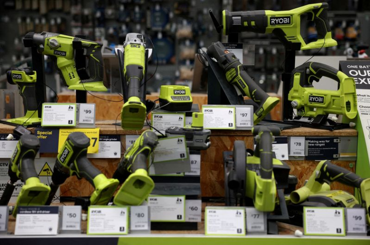 Des outils électriques Ryobi sont visible sur l'étagère d'un magasin de bricolage à Manchester