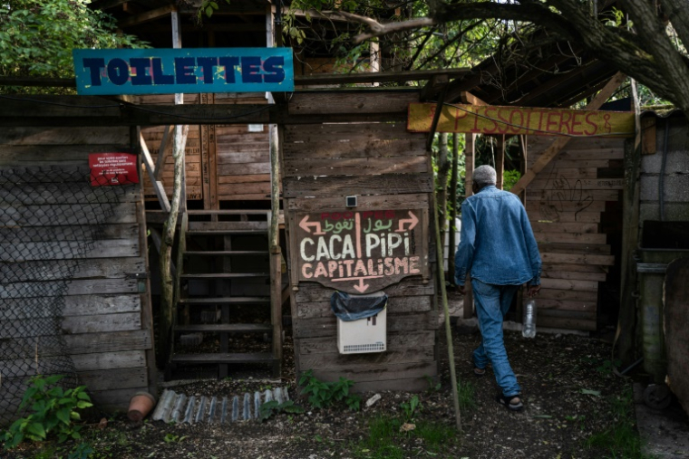 Un "bar à caca" (des toilettes sèches) dans le "Quartier libre des Lentillères", une ZAD urbaine à Dijon, le 3 août 2025 en Côte d'Or ( AFP / ARNAUD FINISTRE )