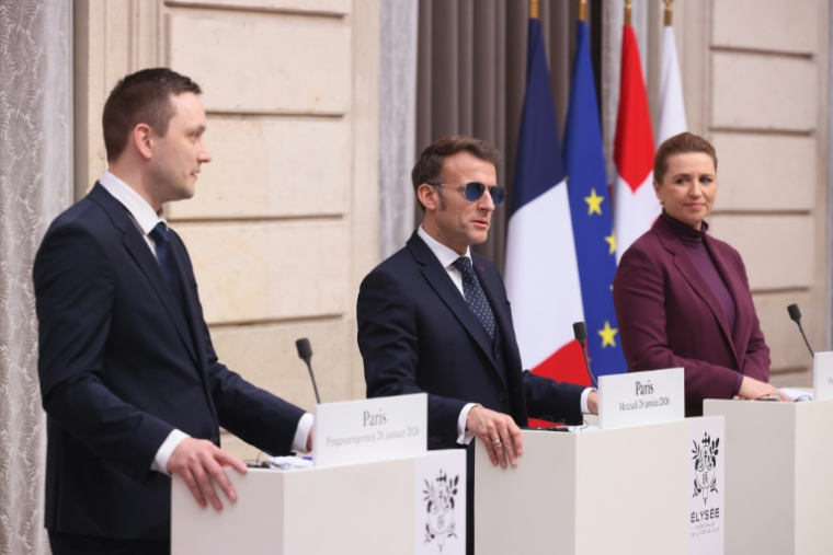 Le président Emmanuel Macron (c), la Première ministre danoise Mette Frederiksen (d et le Premier ministre groenlandais Jens-Frederik Nielsen (g), lors d'une conférence de presse à l'Elysée, le 28 janvier 2026 à Paris ( POOL / Thomas Padilla )