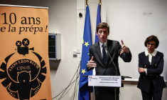 Le ministre de l'Education nationale Edouard Geffray et la ministre de la Culture Rachida Dati annoncent un plan pour "refonder l'éducation au cinéma et à l'image" à Créteil le 25 novembre 2025 ( AFP / Thibaud MORITZ )