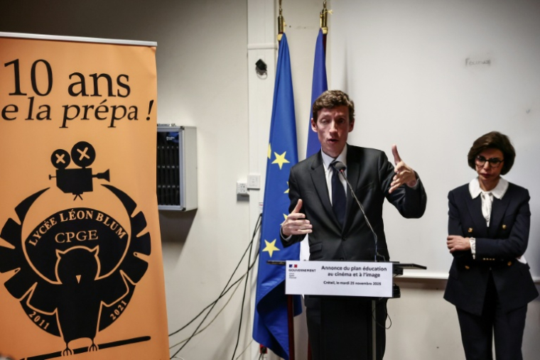 Le ministre de l'Education nationale Edouard Geffray et la ministre de la Culture Rachida Dati annoncent un plan pour "refonder l'éducation au cinéma et à l'image" à Créteil le 25 novembre 2025 ( AFP / Thibaud MORITZ )