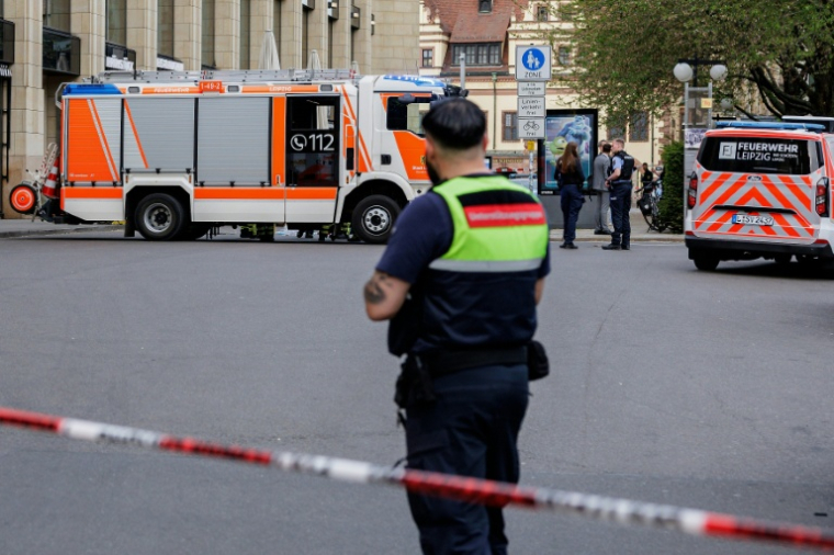 Des membres des services de secours interviennent sur les lieux où une voiture a foncé sur des passants, faisant deux morts et plusieurs blessés, dans le centre-ville de Leipzig, dans l’est de l’Allemagne, le 4 mai 2026 ( AFP / Jens SCHLUETER )