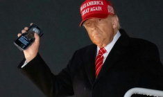 Le président américain Donald Trump, un smarthphone à la main, débarque d'Air Force à la base Andrews, dans le Maryland, de retour de Pennsylvanie où il a avoir visité une aciérie d'US Steel ( AFP / SAUL LOEB )