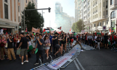 Des manifestants propalestiniens envahissent la rue pendant la 21e et dernière étape du Tour d'Espagne cycliste, le 14 décembre 2025 à Madrid ( AFP / Thomas COEX )