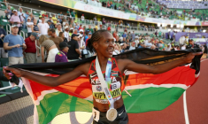 L'athlète kényane Faith Kipyegon célèbre son titre sur le 1500 mètres, lors des Championnats du monde d'athlétisme 2022, à Eugene, dans l'Oregon, le 18 juillet 2022 ( GETTY IMAGES NORTH AMERICA / Christian Petersen )