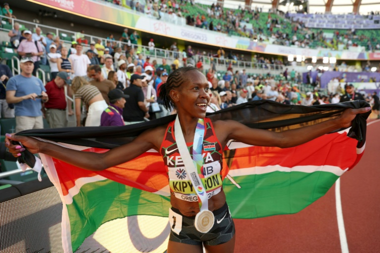 L'athlète kényane Faith Kipyegon célèbre son titre sur le 1500 mètres, lors des Championnats du monde d'athlétisme 2022, à Eugene, dans l'Oregon, le 18 juillet 2022 ( GETTY IMAGES NORTH AMERICA / Christian Petersen )