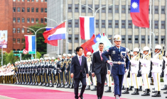 Le président paraguayen, Santiago Peña (D) et son homologue taiwanais Lai Ching-te (G), le 8 mai 2026 à Taipei  ( AFP / I-Hwa Cheng )