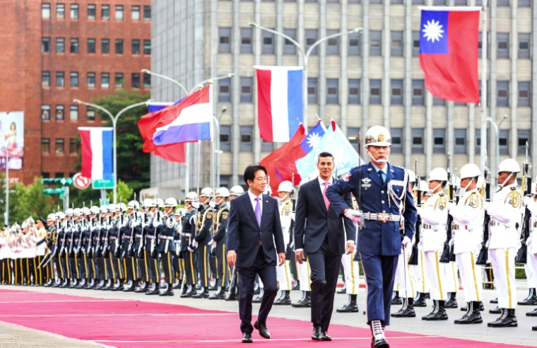 Le président paraguayen, Santiago Peña (D) et son homologue taiwanais Lai Ching-te (G), le 8 mai 2026 à Taipei  ( AFP / I-Hwa Cheng )