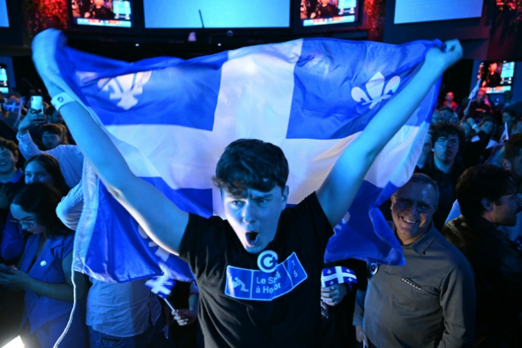 Des soutiens du Parti québécois célèbrent leur victoire à Montréal le 5 octobre 2026 ( AFP / Andrej Ivanov )