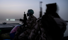 Des soldats patrouillent en bateau sur le lac Tchad depuis une base militaire située dans la province du lac, le 6 mai 2026 au Tchad ( AFP / Joris Bolomey )