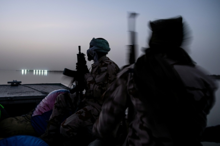 Des soldats patrouillent en bateau sur le lac Tchad depuis une base militaire située dans la province du lac, le 6 mai 2026 au Tchad ( AFP / Joris Bolomey )