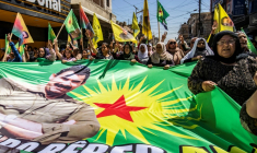 Des Kurdes syriens manifestent à Qamishli pour exiger la libération du fondateur emprisonné du PKK, Abdullah Ocalan, en Turquie, le 29 mai 2025 ( AFP / Delil SOULEIMAN )