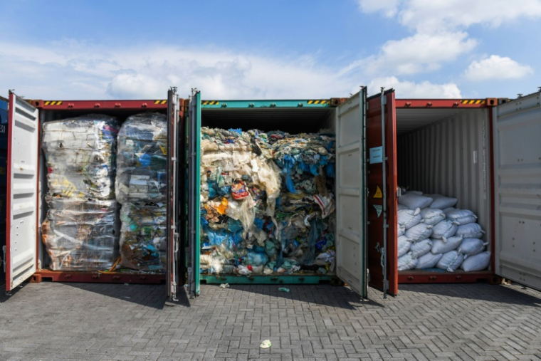 Des conteneurs remplis de déchets plastiques, le 28 mai 2019, à proximité de Kuala Lumpur ( AFP / Mohd RASFAN )