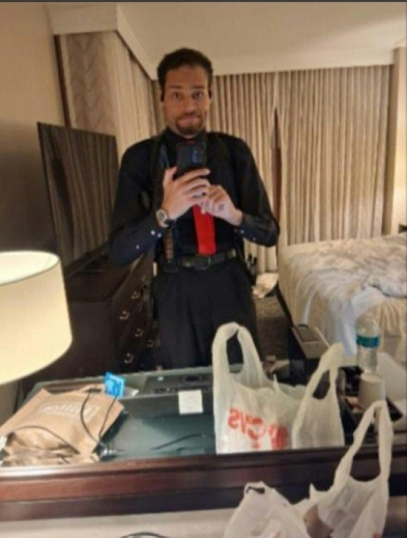 Image diffusée dans le cadre du mémorandum du gouvernement américain à l'appui de la détention provisoire, déposé le 29 avril 2026, montrant une photo que l'accusé Cole Allen a prise de lui-même dans un miroir alors qu'il se trouvait dans sa chambre d'hôtel au Washington Hilton à Washington, le 25 avril 2026 ( US Attorney for the District of Colombia / - )