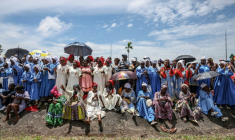 Des fidèles attendent l'arrivée du pape Léon XIV à l'aéroport international Yaoundé, au Cameroun, le 15 avril 2026 ( AFP / Daniel Beloumou Olomo )