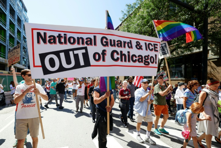 Des manifestants brandissent des pancartes lors d'un défilé à l'occasion de la fête du Travail, à Chicago, le 1er septembre 2025 ( AFP / KAMIL KRZACZYNSKI )
