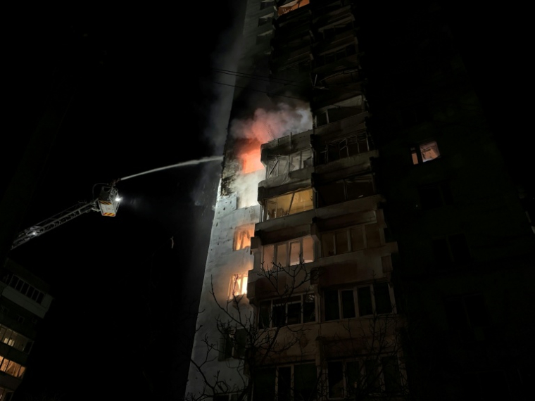 Des pompiers ukrainiens éteignent un incendie dans un immeuble résidentiel causé par une frappe russe sur Zaporijjia dans le sud de l'Ukraine le 24 mars 2026 ( AFP / Darya NAZAROVA )