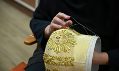 La religieuse chrétienne orthodoxe sœur Élisabeth brode au fil doré des motifs et détails sur une mitre, au monastère de Saint-Georges le Victorieux à Rajcica, le 18 juin 2025 en Macédoine du Nord ( AFP / Robert ATANASOVSKI )